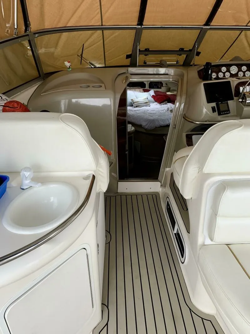 Slide: The Image of 1999 Sea Ray 330 Sundancer 33 - 7826333