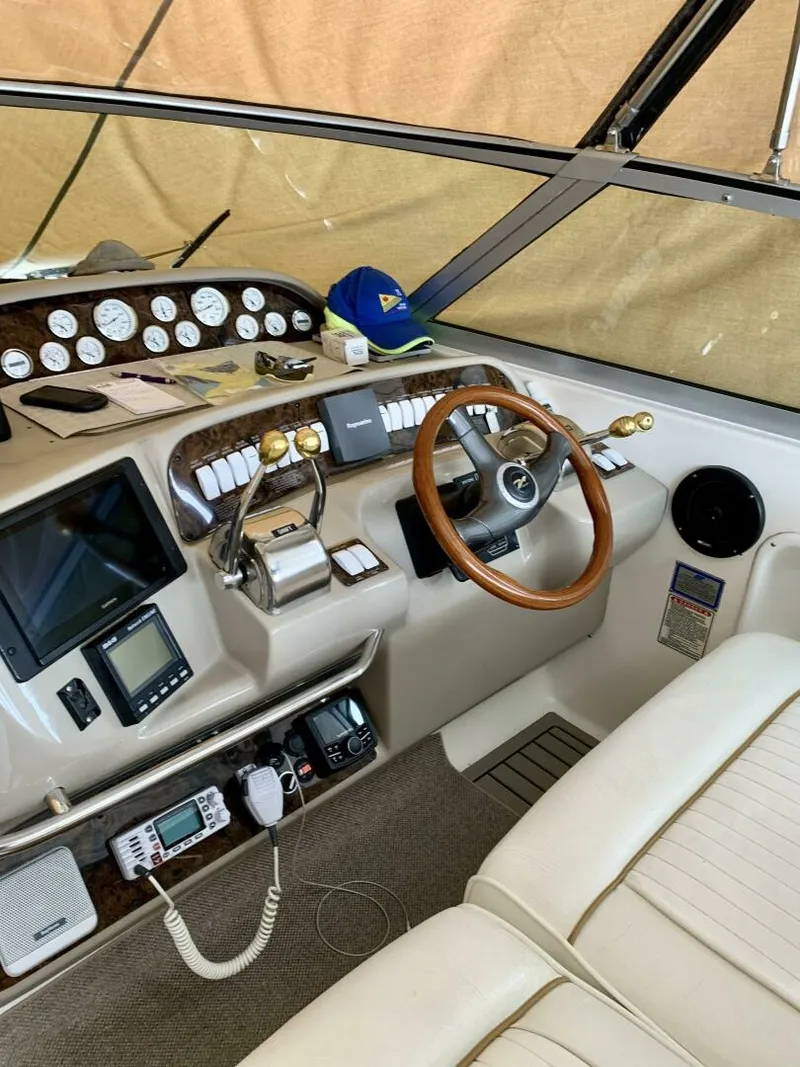 Slide: The Image of 1999 Sea Ray 330 Sundancer 33 - 7826334