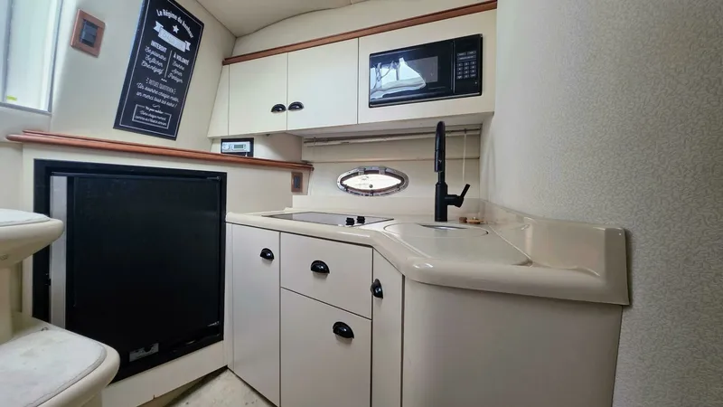 Slide: The Image of 1999 Cruisers Yachts 3375 Esprit 33 - 7826507