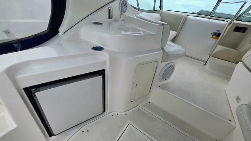 Slide: The Image of 1999 Cruisers Yachts 3375 Esprit 33 - 7826493
