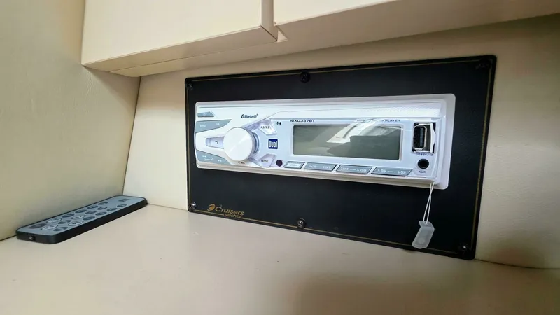 Slide: The Image of 1999 Cruisers Yachts 3375 Esprit 33 - 7826523