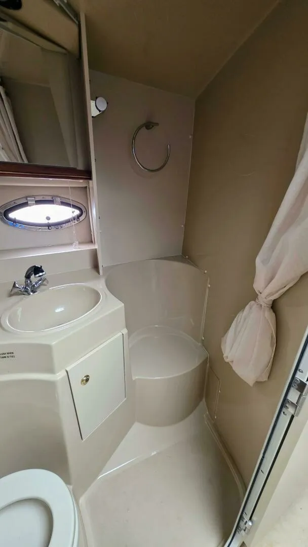 Slide: The Image of 1999 Cruisers Yachts 3375 Esprit 33 - 7826515