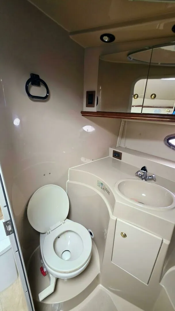 Slide: The Image of 1999 Cruisers Yachts 3375 Esprit 33 - 7826516