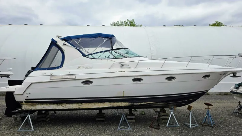 Slide: The Image of 1999 Cruisers Yachts 3375 Esprit 33 - 7826485