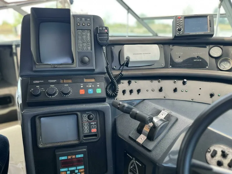 Slide: The Image of 1992 Sea Ray 440 Sundancer 44 - 7826729
