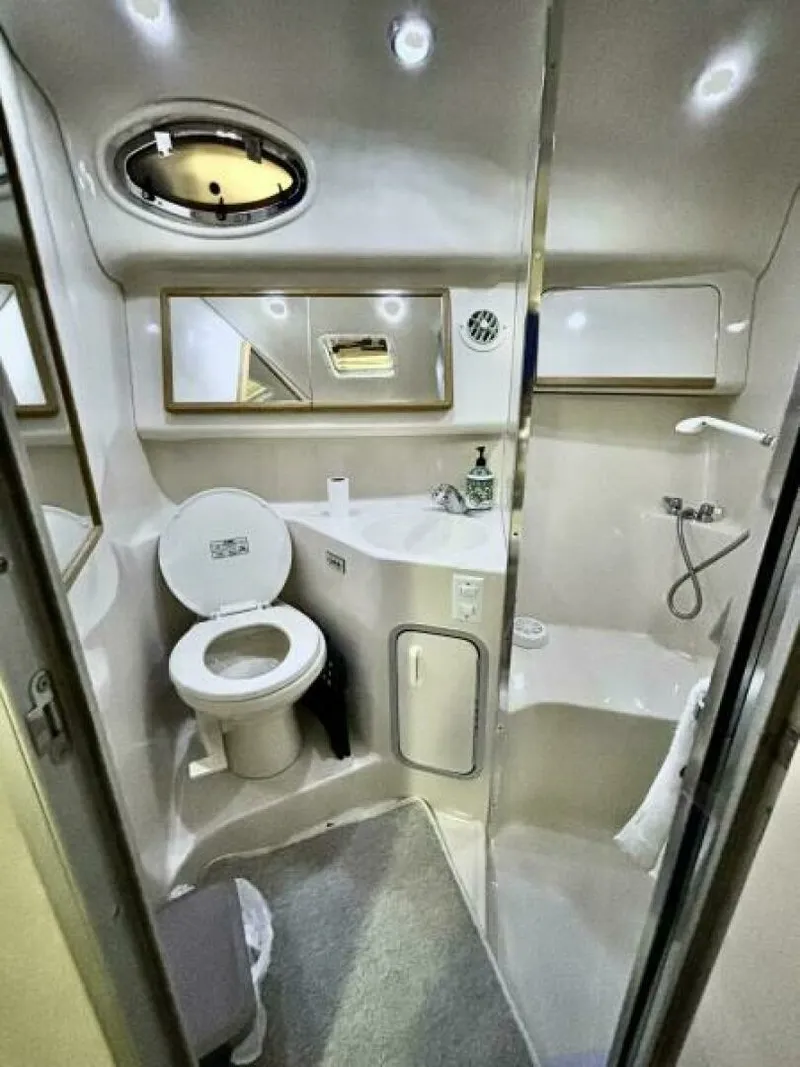 Slide: The Image of 1995 Sea Ray 370 Sundancer 37 - 7826986