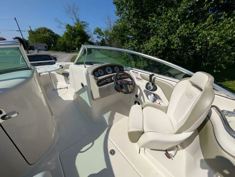 Slide: The Image of 2007 Sea Ray 240 Sundeck 24 - 7828039