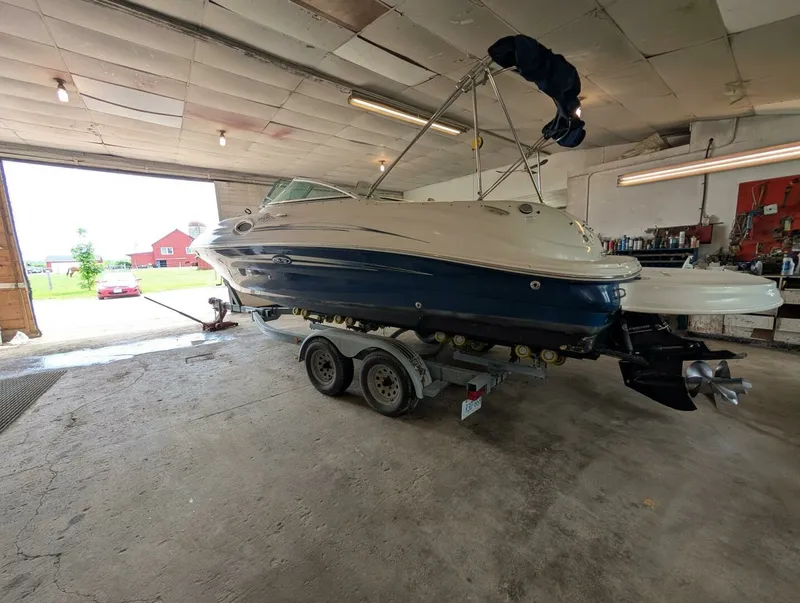 Slide: The Image of 2007 Sea Ray 240 Sundeck 24 - 7828050