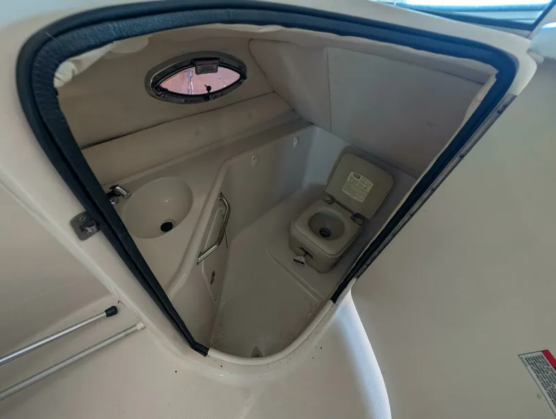 Slide: The Image of 2007 Sea Ray 240 Sundeck 24 - 7828072