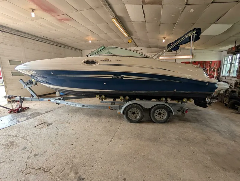 Slide: The Image of 2007 Sea Ray 240 Sundeck 24 - 7828048