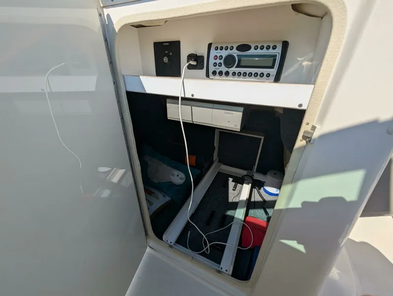 Slide: The Image of 2007 Sea Ray 240 Sundeck 24 - 7828043