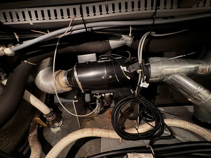 Slide: The Image of 1997 Carver 500 Cockpit Motor Yacht 50 - 7828451