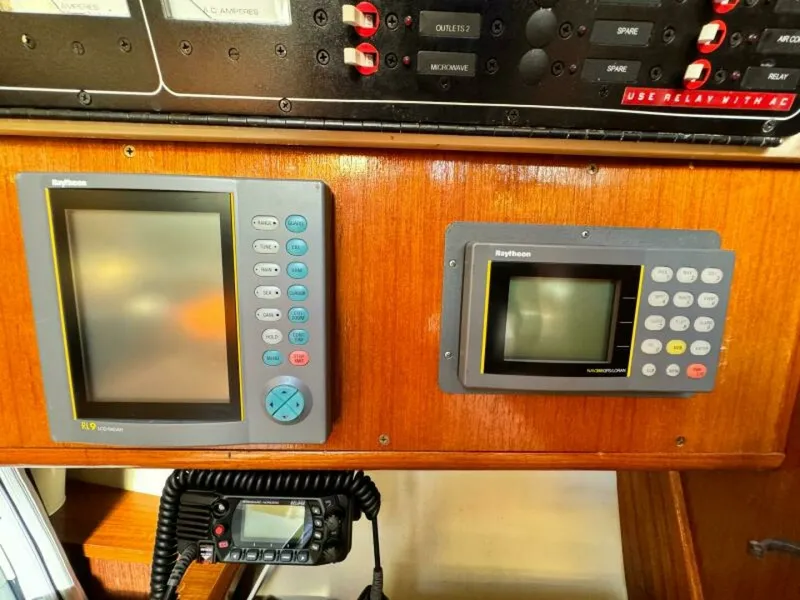 Slide: The Image of 1995 Hunter 430 43 - 7828558