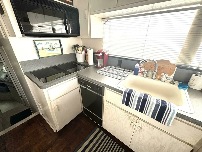 Slide: The Image of 1987 Davidson 48 Sportfish 48 - 7829078