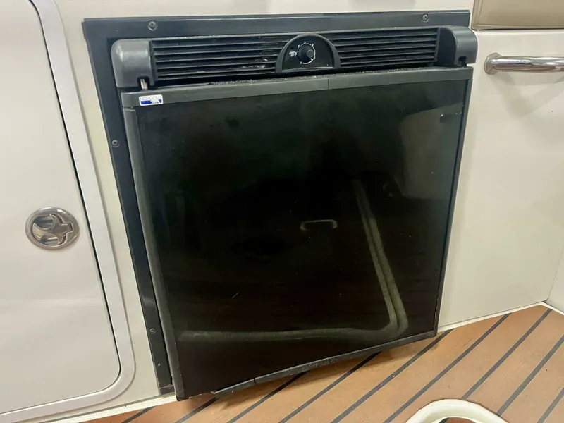 Slide: The Image of 2011 Cruisers Yachts 330 Express 33 - 7829174