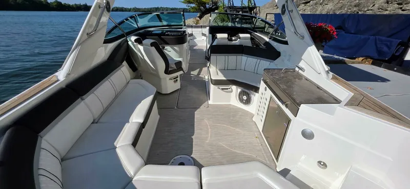 Slide: The Image of 2019 Sea Ray 350 SLX 35 - 7829350