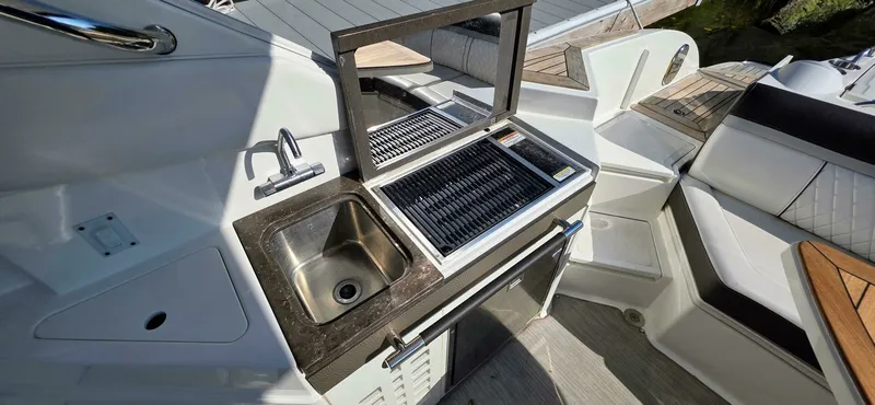 Slide: The Image of 2019 Sea Ray 350 SLX 35 - 7829356