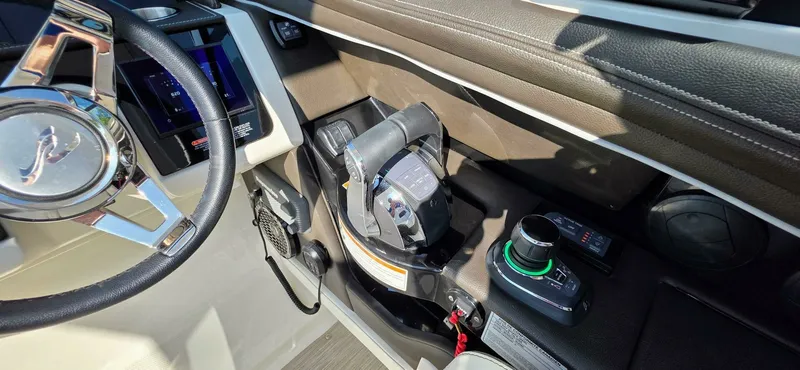 Slide: The Image of 2019 Sea Ray 350 SLX 35 - 7829361