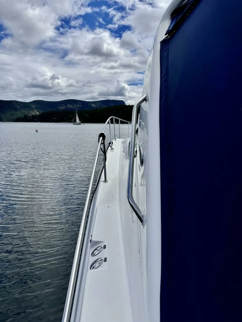 Slide: The Image of 2008 Sea Ray 330 Sundancer 33 - 7829416