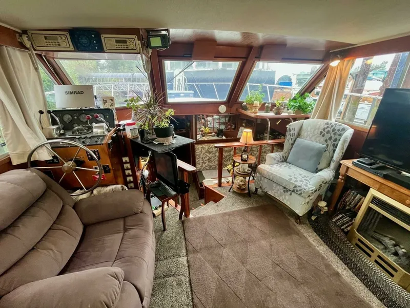 Slide: The Image of 1983 Uniflite Double Cabin 42 - 7829456