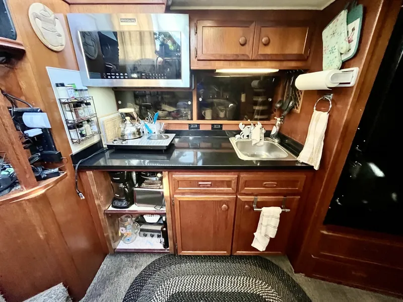 Slide: The Image of 1983 Uniflite Double Cabin 42 - 7829458