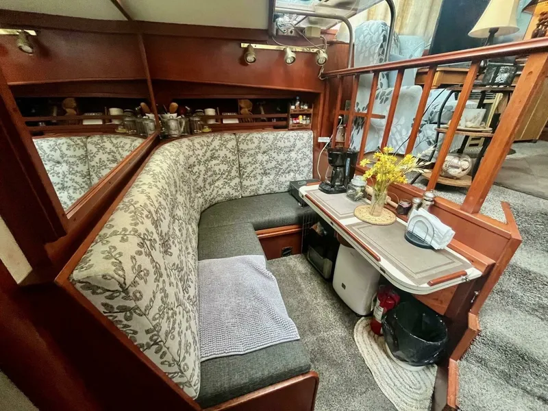 Slide: The Image of 1983 Uniflite Double Cabin 42 - 7829457