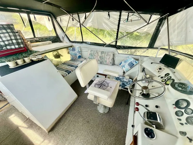 Slide: The Image of 1983 Uniflite Double Cabin 42 - 7829448