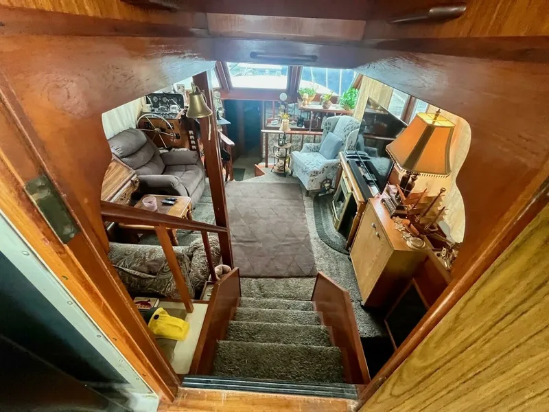 Slide: The Image of 1983 Uniflite Double Cabin 42 - 7829451