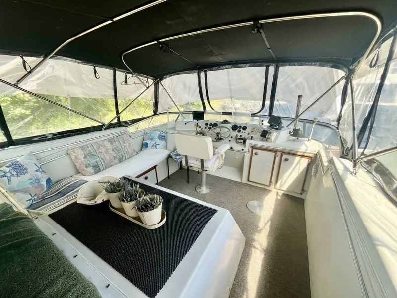 Slide: The Image of 1983 Uniflite Double Cabin 42 - 7829447