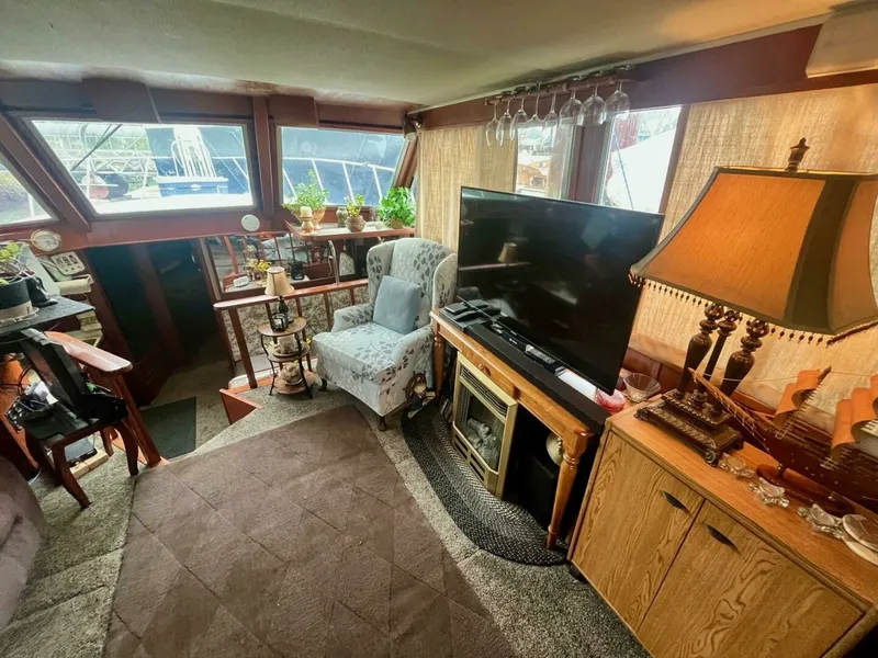 Slide: The Image of 1983 Uniflite Double Cabin 42 - 7829454