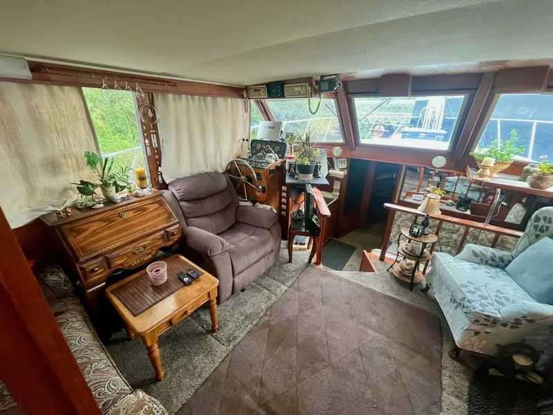 Slide: The Image of 1983 Uniflite Double Cabin 42 - 7829453
