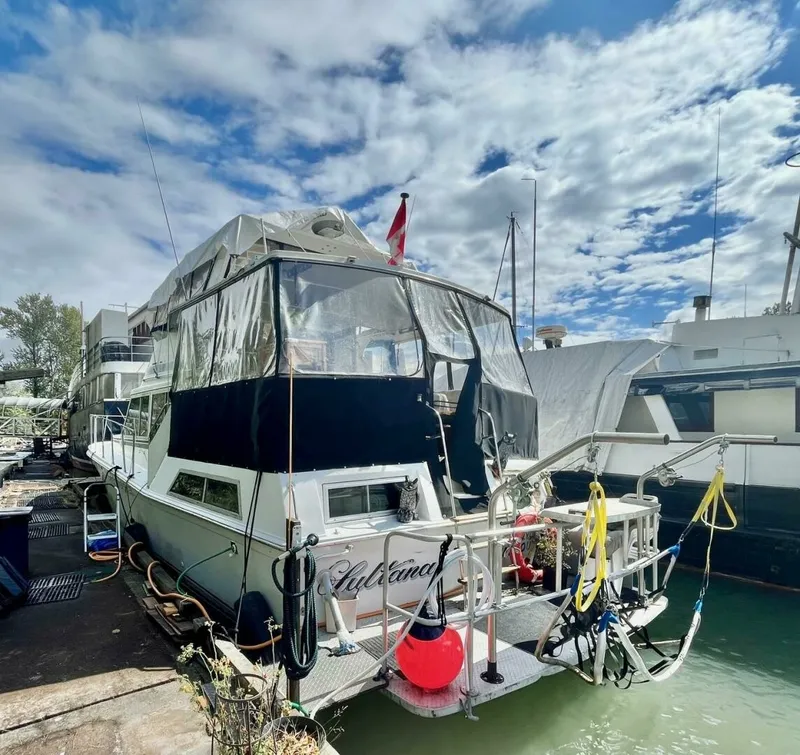 Slide: The Image of 1983 Uniflite Double Cabin 42 - 7829443
