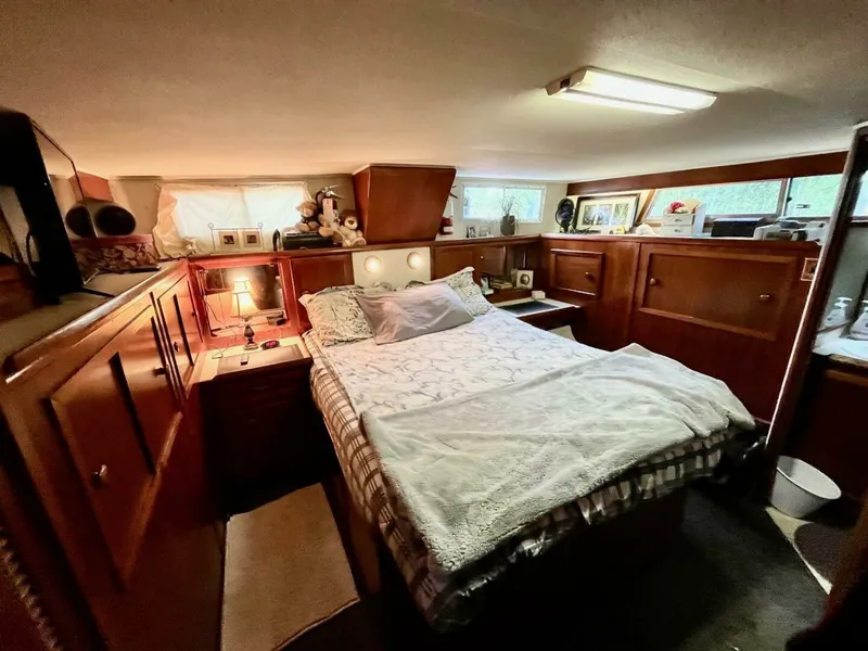Slide: The Image of 1983 Uniflite Double Cabin 42 - 7829463