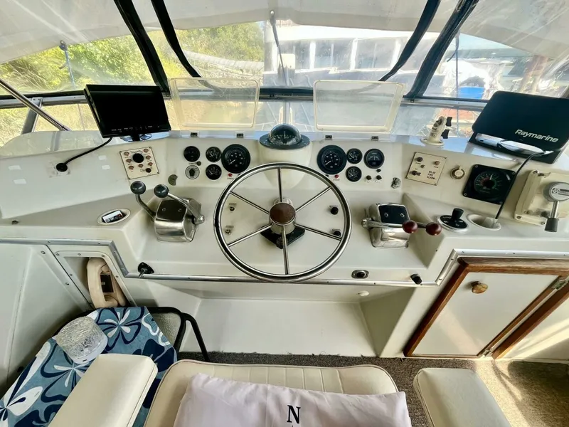 Slide: The Image of 1983 Uniflite Double Cabin 42 - 7829450