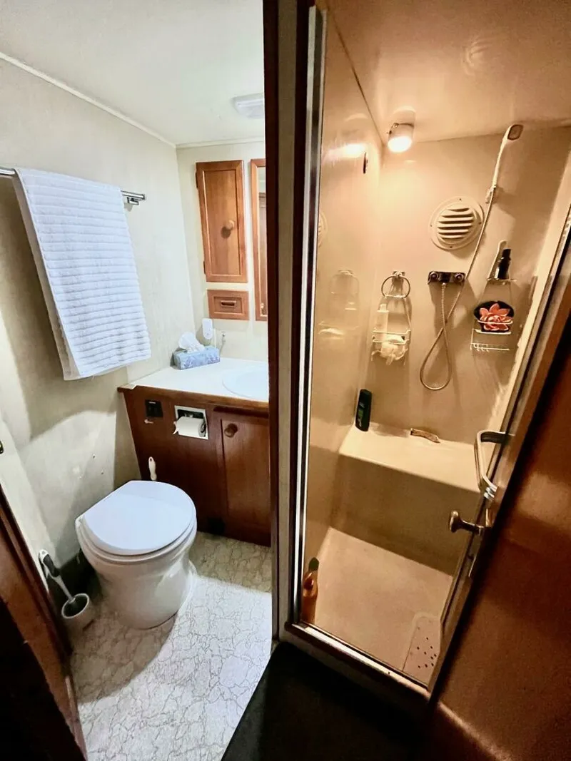 Slide: The Image of 1983 Uniflite Double Cabin 42 - 7829462