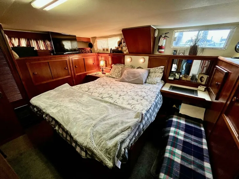 Slide: The Image of 1983 Uniflite Double Cabin 42 - 7829464