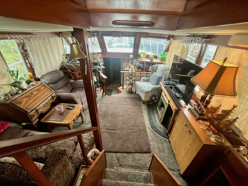 Slide: The Image of 1983 Uniflite Double Cabin 42 - 7829452