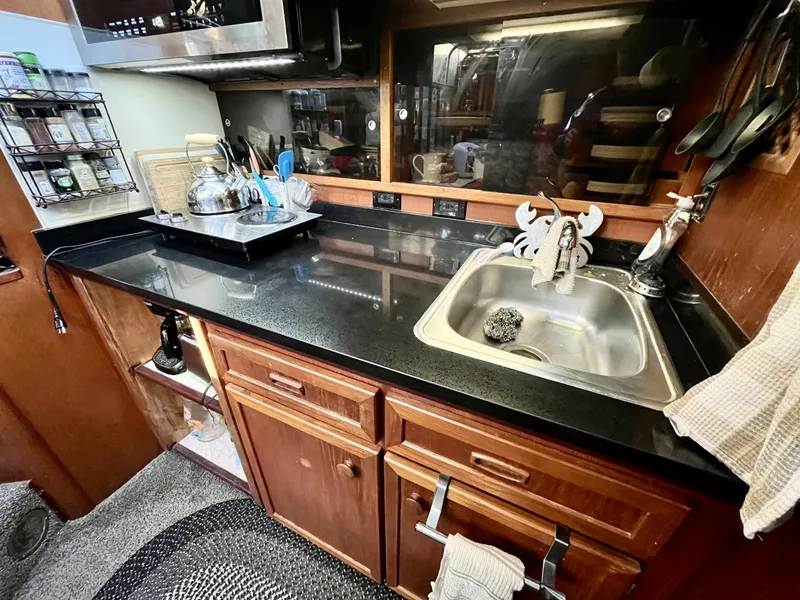 Slide: The Image of 1983 Uniflite Double Cabin 42 - 7829459