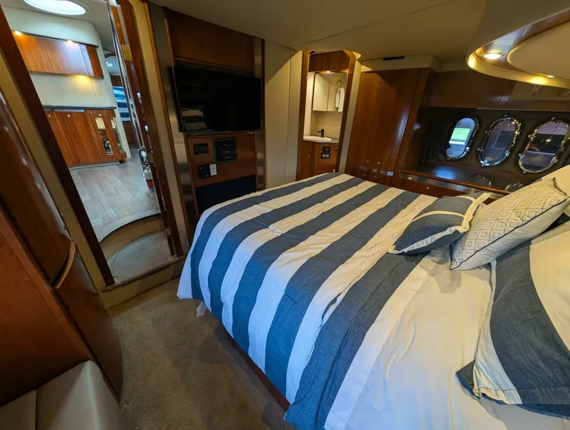 Slide: The Image of 2007 Cruisers Yachts 520 Express 52 - 7829837