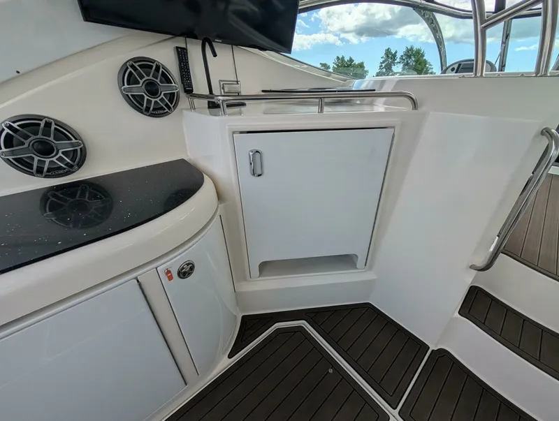 Slide: The Image of 2007 Cruisers Yachts 520 Express 52 - 7829808