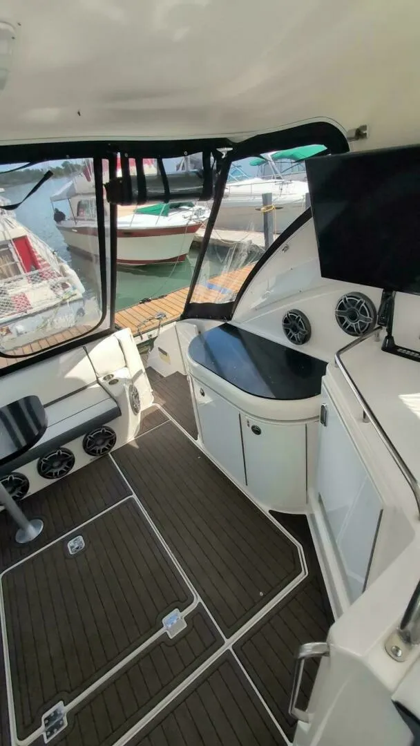 Slide: The Image of 2007 Cruisers Yachts 520 Express 52 - 7829804
