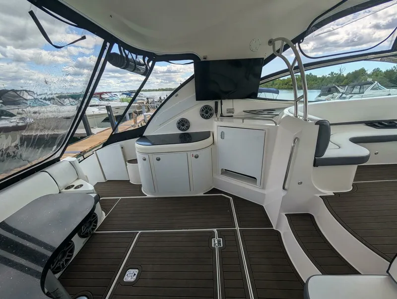 Slide: The Image of 2007 Cruisers Yachts 520 Express 52 - 7829803