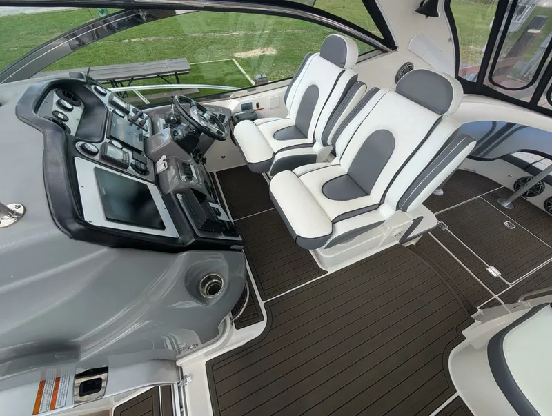 Slide: The Image of 2007 Cruisers Yachts 520 Express 52 - 7829817