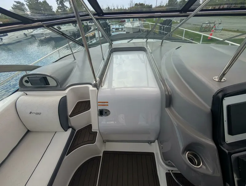 Slide: The Image of 2007 Cruisers Yachts 520 Express 52 - 7829819