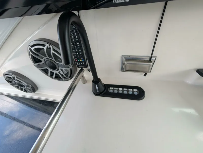 Slide: The Image of 2007 Cruisers Yachts 520 Express 52 - 7829810
