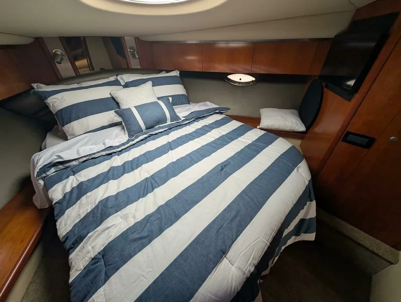 Slide: The Image of 2007 Cruisers Yachts 520 Express 52 - 7829829