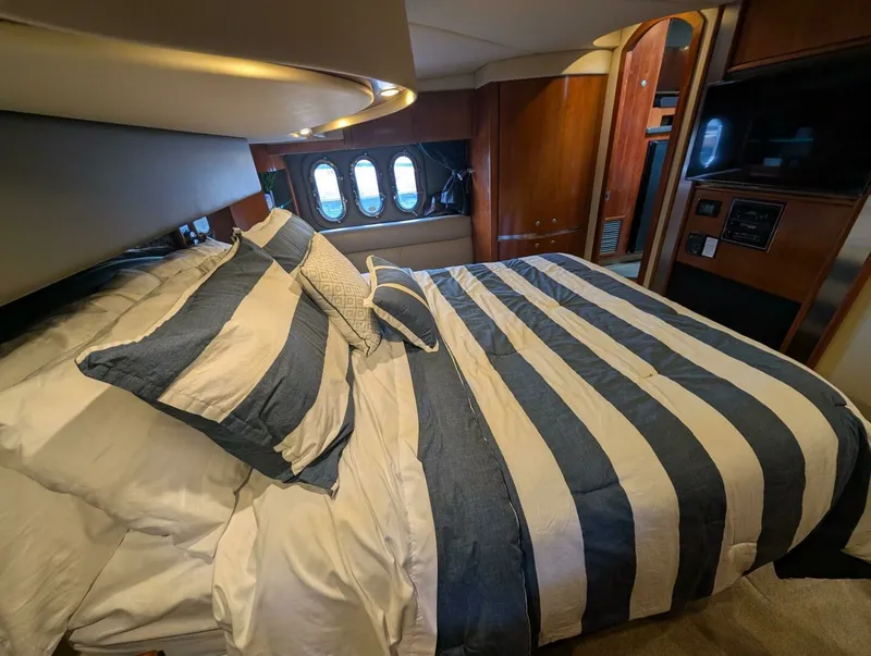 Slide: The Image of 2007 Cruisers Yachts 520 Express 52 - 7829839