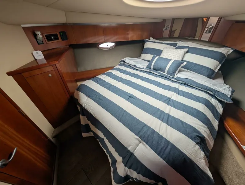 Slide: The Image of 2007 Cruisers Yachts 520 Express 52 - 7829828