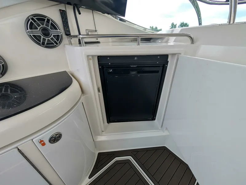 Slide: The Image of 2007 Cruisers Yachts 520 Express 52 - 7829809