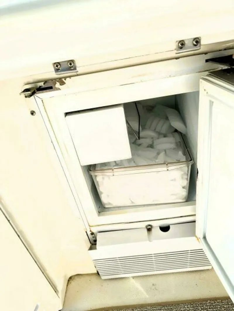 Slide: The Image of 2000 Sea Ray 410 SUNDANCER 41 - 7829883